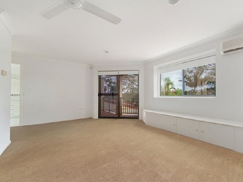 4/125 Santa Cruz Boulevard, Clear Island Waters QLD 4226