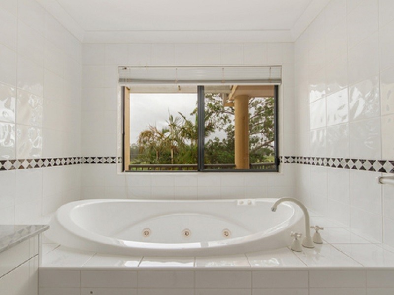 4/125 Santa Cruz Boulevard, Clear Island Waters QLD 4226