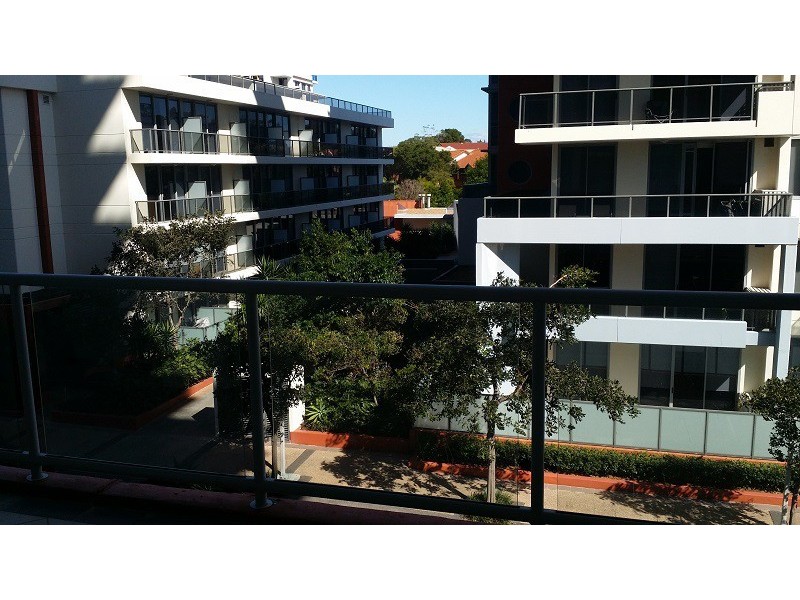 2/1 Como Crescent, Southport QLD 4215
