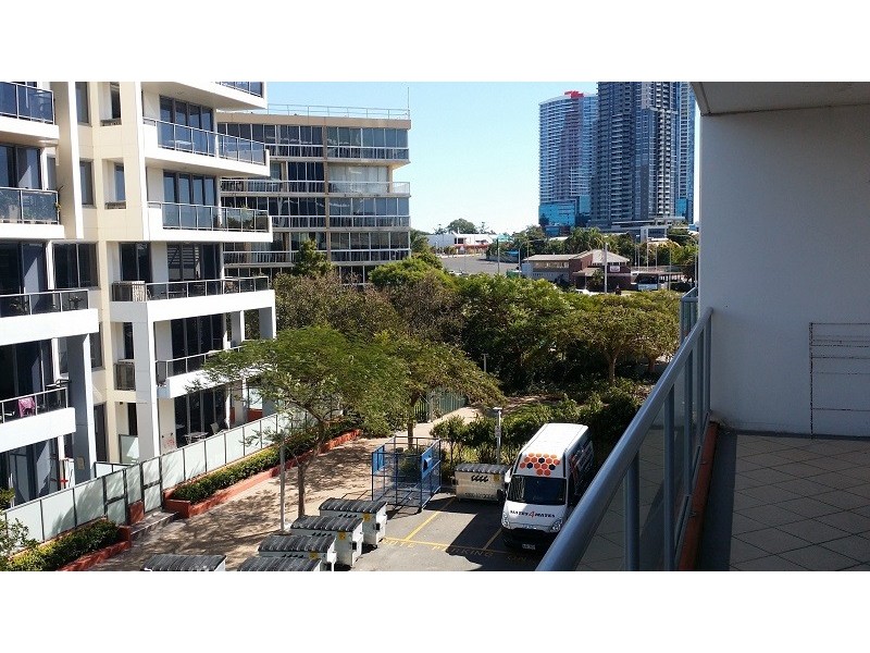 2/1 Como Crescent, Southport QLD 4215