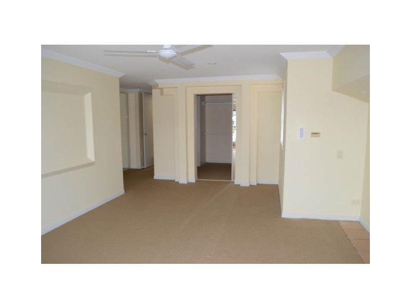 1/181 Stanhill Drive, Chevron Island QLD 4217