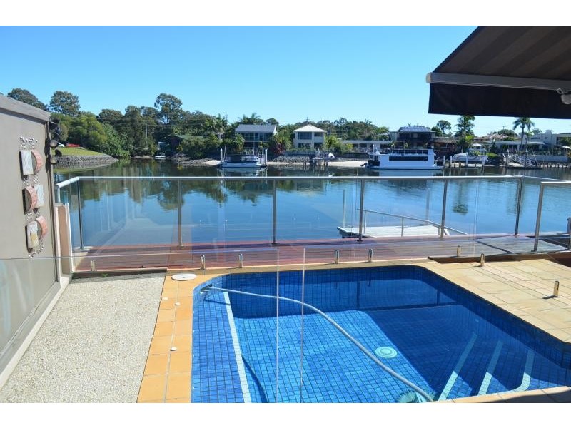 1/181 Stanhill Drive, Chevron Island QLD 4217