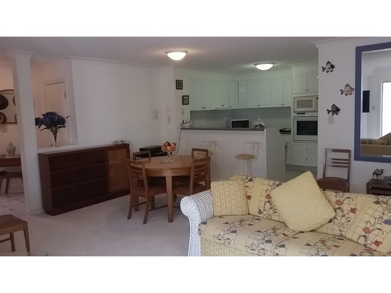 2/100 Cotlew St East, Southport QLD 4215