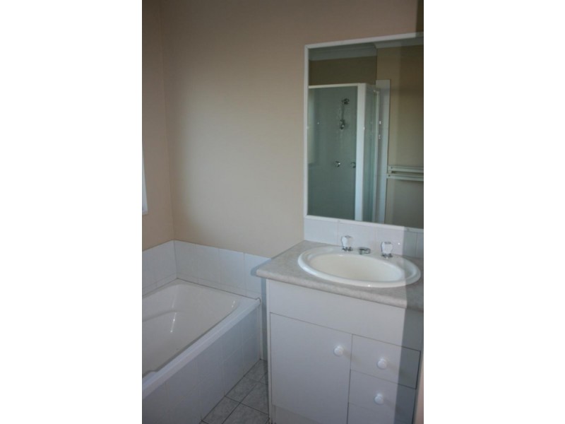 1/156 Green Acre Drive, Arundel QLD 4214