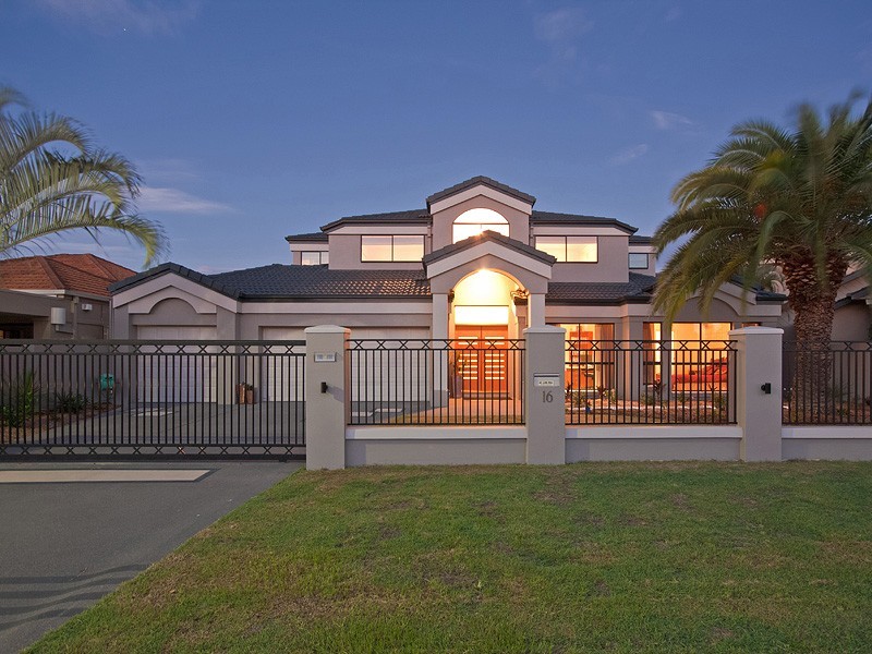 16 Bollard Circuit, Clear Island Waters QLD 4226