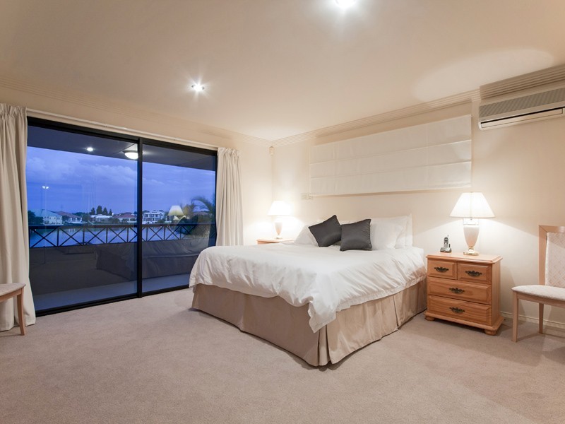 16 Bollard Circuit, Clear Island Waters QLD 4226