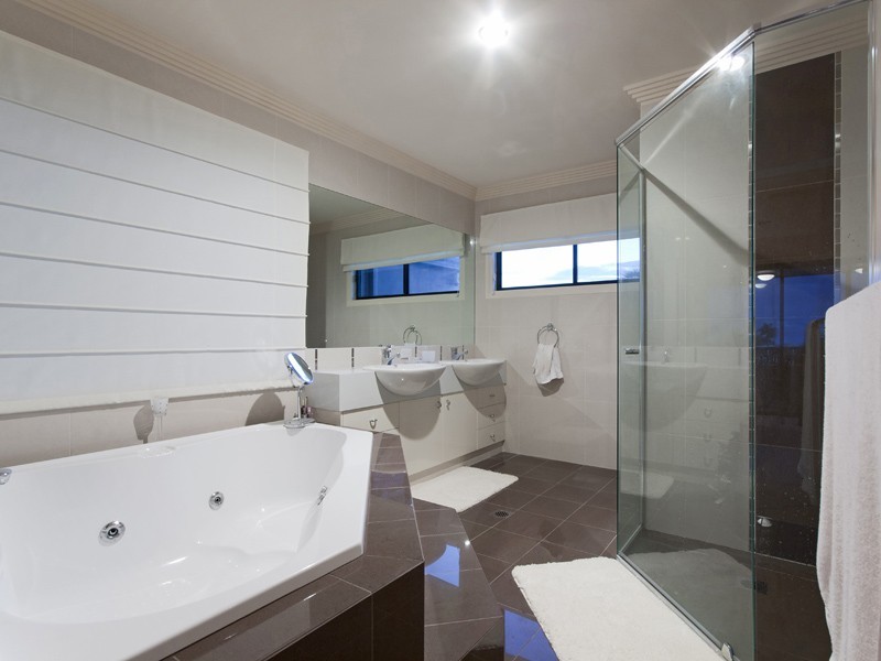 16 Bollard Circuit, Clear Island Waters QLD 4226