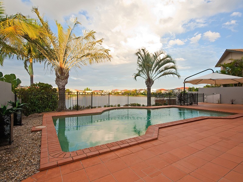 16 Bollard Circuit, Clear Island Waters QLD 4226