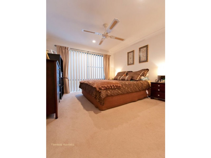 1a/24 Amsonia Court,, Arundel QLD 4214