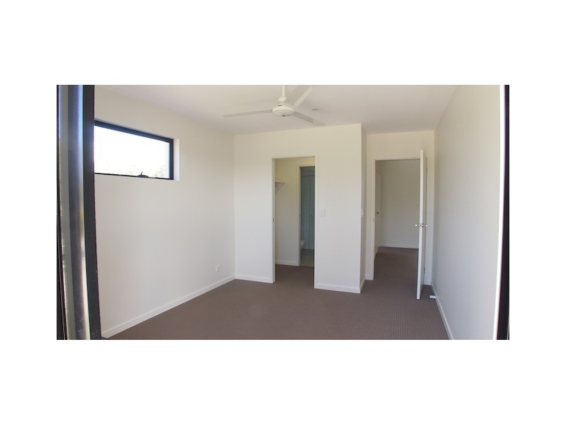 32 Broadwater Ave, Hope Island QLD 4212