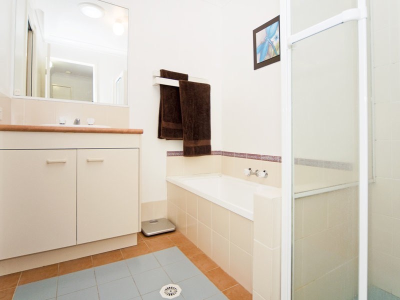 31 Simpsons Rd, Elanora QLD 4221