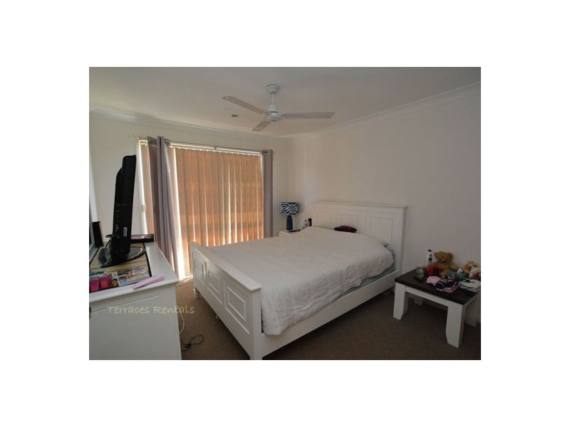 1b/24 Amsonia Court,, Arundel QLD 4214