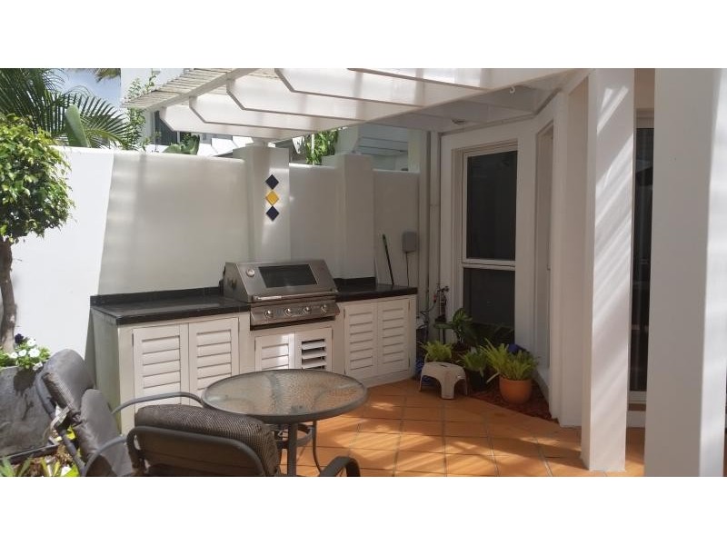 100 Cotlew St East, Southport QLD 4215