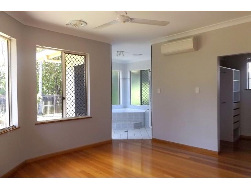 33 MEANDER CLOSE, Brinsmead QLD 4870