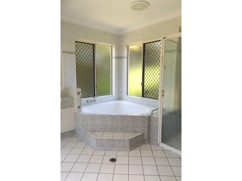 33 MEANDER CLOSE, Brinsmead QLD 4870