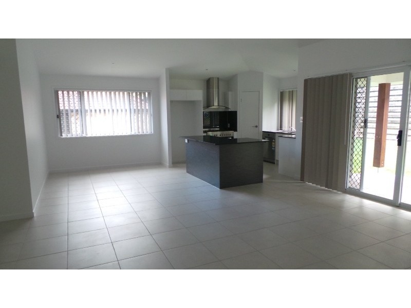 11 Hellman, Ashmore QLD 4214