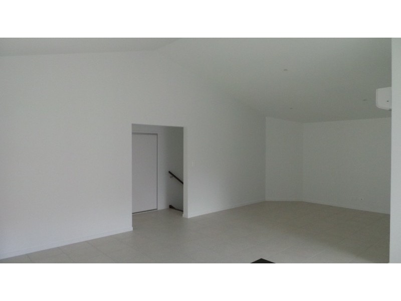 11 Hellman, Ashmore QLD 4214