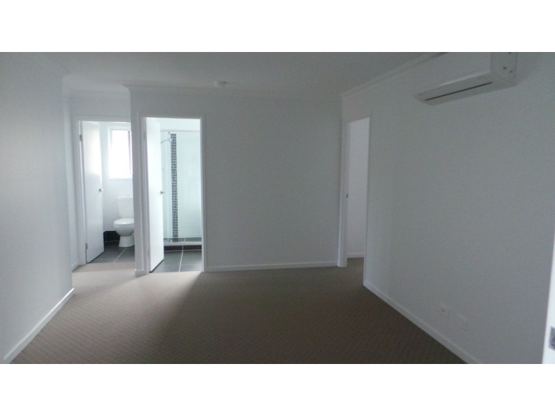 11 Hellman, Ashmore QLD 4214