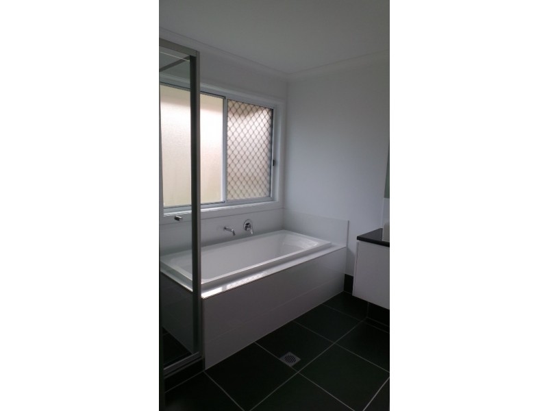 11 Hellman, Ashmore QLD 4214