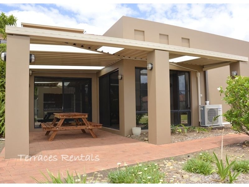 1a/24 Amsonia Court,, Arundel QLD 4214