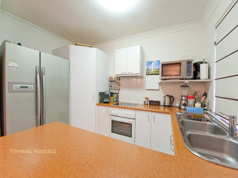 1b/24 Amsonia Court,, Arundel QLD 4214