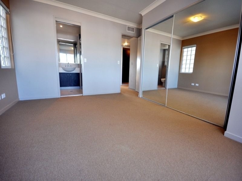 33 Clark St, Biggera Waters QLD 4216