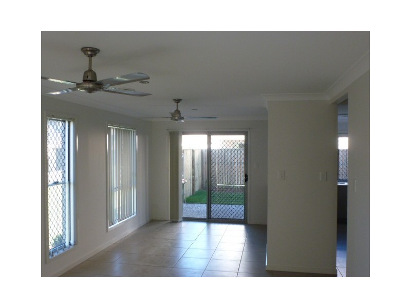 86 Carselgrove Ave, Fitzgibbon QLD 4018