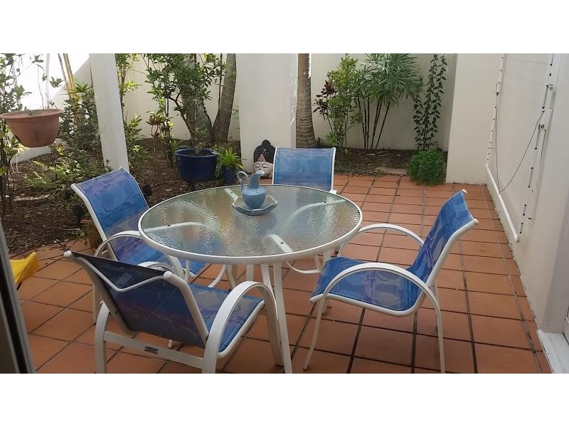 2/100 Cotlew St East, Southport QLD 4215