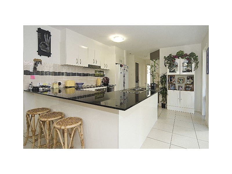 2/5 Suzanne Close, Mudjimba QLD 4564