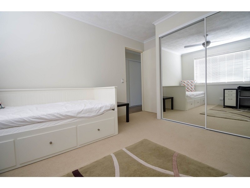 37 Mawarra Street, Chevron Island QLD 4217