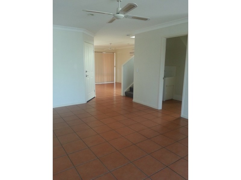 74 Universal St, Pacific Pines QLD 4211