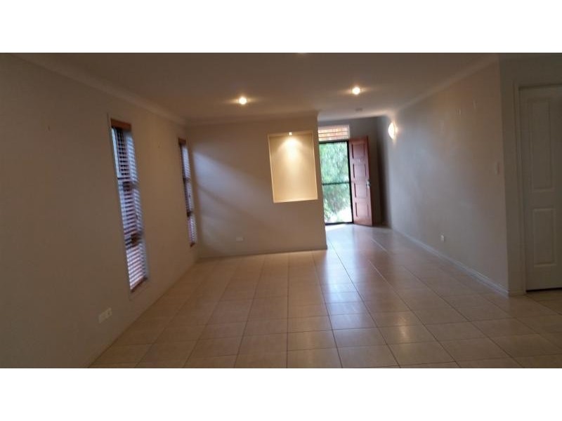 2 North Shore Ave, Varsity Lakes QLD 4227