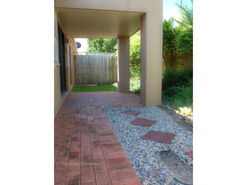 1a/24 Amsonia Court,, Arundel QLD 4214