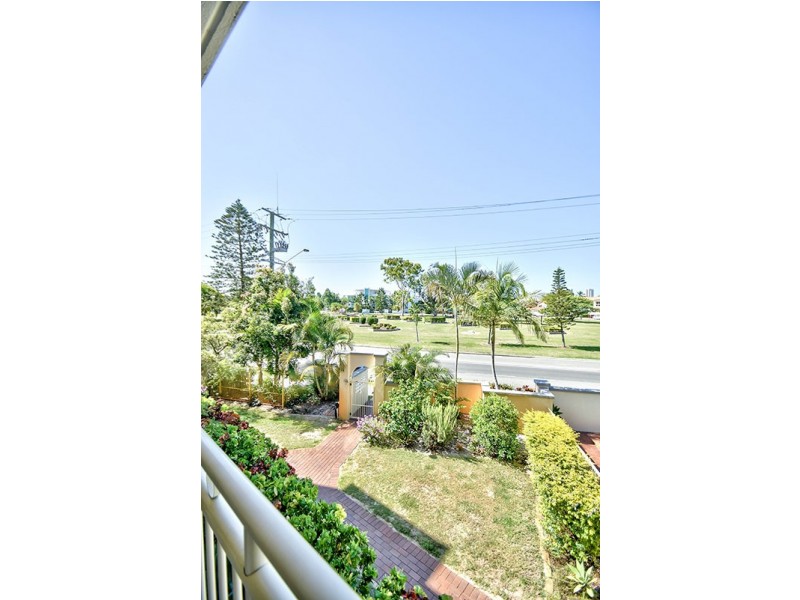 74 Thomas Drive, Chevron Island QLD 4217