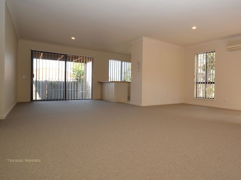 1a/24 Amsonia Court,, Arundel QLD 4214