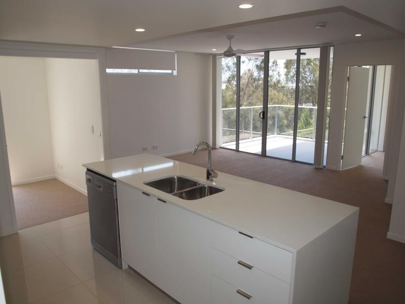 33 Lakefront Crescent, Varsity Lakes QLD 4227