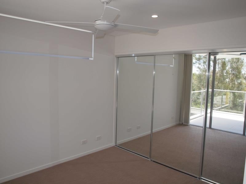 33 Lakefront Crescent, Varsity Lakes QLD 4227