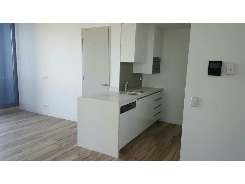 2 Como Cres, Southport QLD 4215