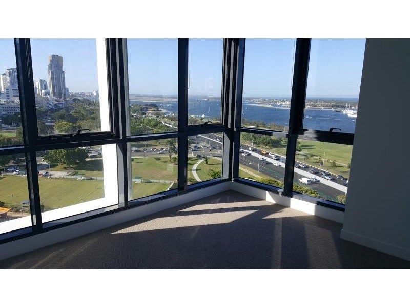 2 Como Cres, Southport QLD 4215