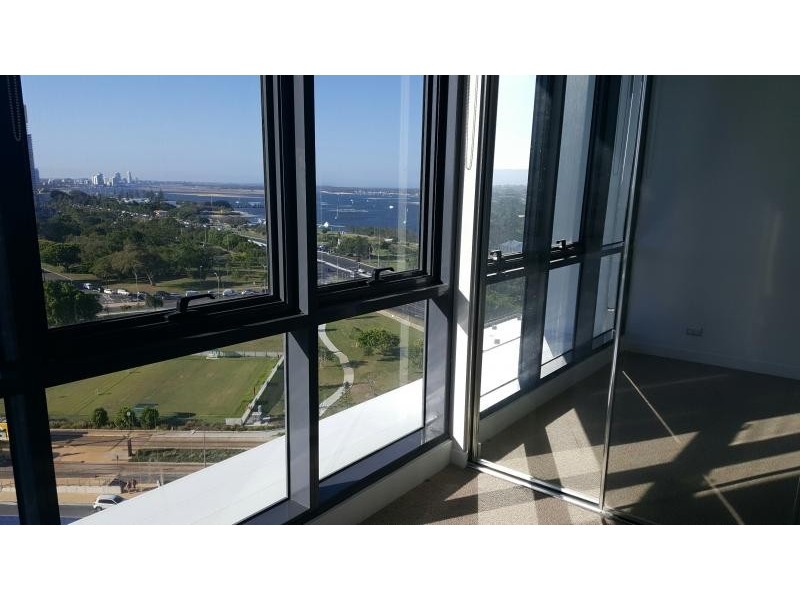 2 Como Cres, Southport QLD 4215