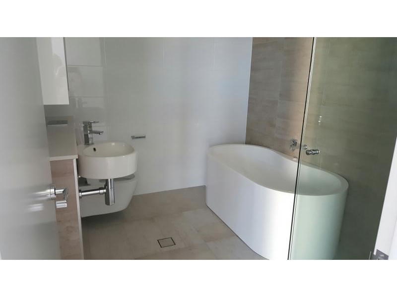 2 Como Cres, Southport QLD 4215