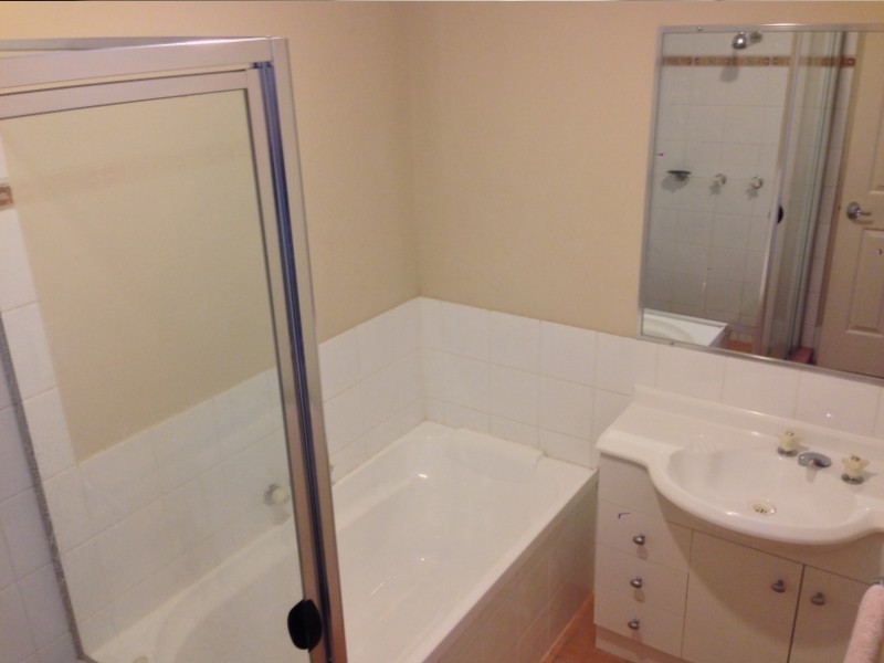 74 Universal St, Pacific Pines QLD 4211