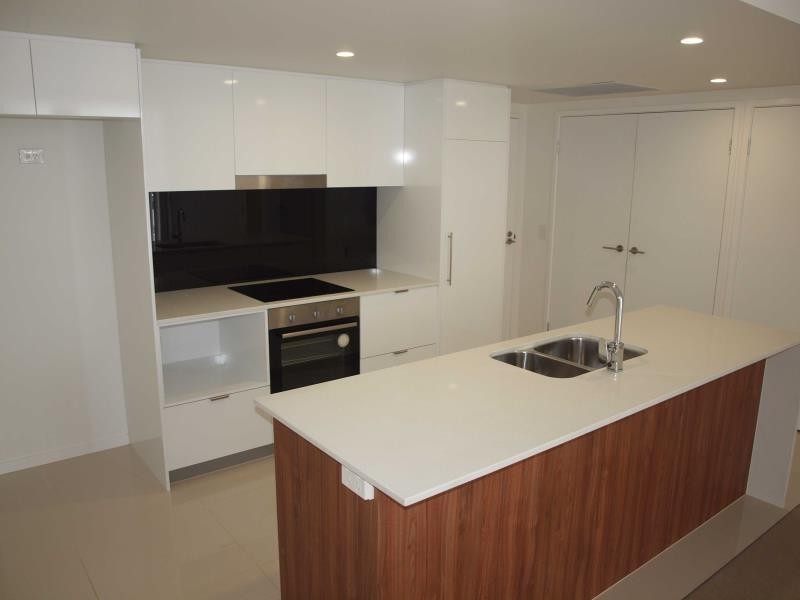 33 Lakefront Crescent, Varsity Lakes QLD 4227