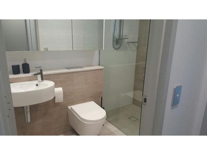 2 Como Cres, Southport QLD 4215