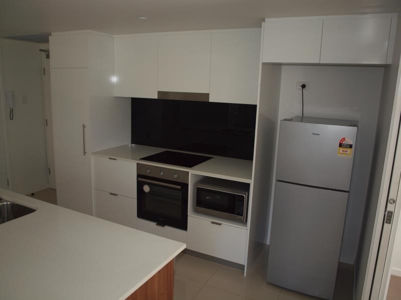 33 Lakefront Crescent, Varsity Lakes QLD 4227