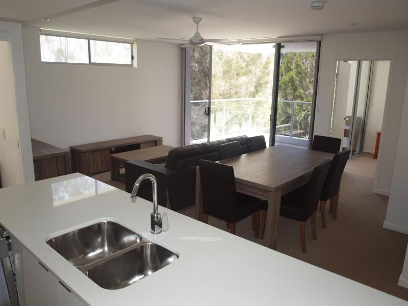 33 Lakefront Crescent, Varsity Lakes QLD 4227