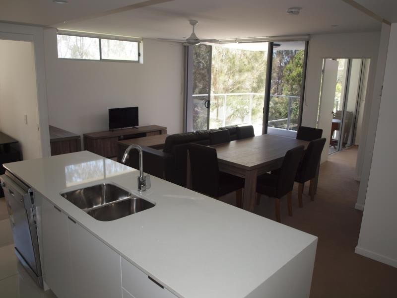 33 Lakefront Crescent, Varsity Lakes QLD 4227
