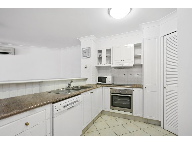 6/100 Cotlew St East, Southport QLD 4215