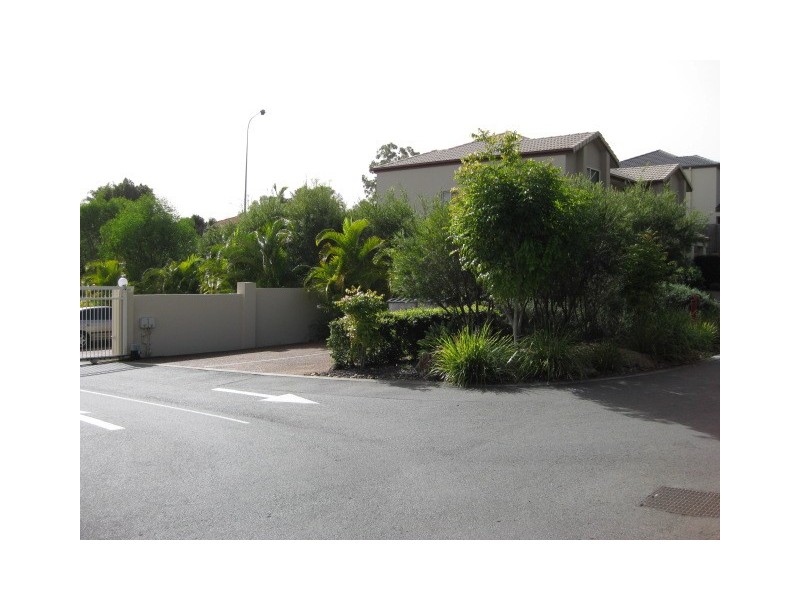 74 Universal St, Pacific Pines QLD 4211