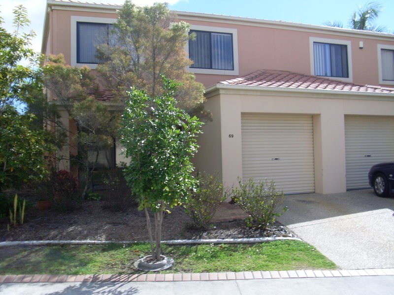 1 Warbler Parade, Varsity Lakes QLD 4227